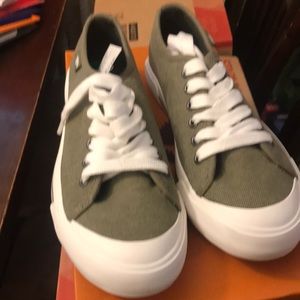 RocketDog NWT Olive Sneakers